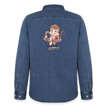 Monkey joue à des jeux vidéo - Chemise en denim homme bio Stanley/Stella - bleu moyen délavé  - Dos - AI Model Male 185 light (185cm)