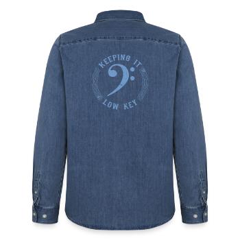 Bassschlüssel Blau - Vintage Musical Symbol - Männer Jeanshemd Organic von Stanley/Stella - verwaschenes Mittelblau  - Hinten - AI Model Male 185 light (185cm)