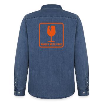 Fragile Handle with Care Versandetikett - Männer Jeanshemd Organic von Stanley/Stella - verwaschenes Mittelblau  - Hinten - AI Model Male 185 light (185cm)