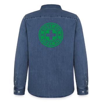 First Aid Medical Cross Sicherheitssymbol Vektor-Symbol - Männer Jeanshemd Organic von Stanley/Stella - verwaschenes Mittelblau  - Hinten - AI Model Male 185 light (185cm)