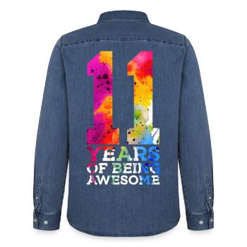 11 ANS D’ÊTRE GÉNIAL 11E ANNIVERSAIRE - Chemise en denim homme bio Stanley/Stella - bleu moyen délavé  - Dos - AI Model Male 185 light (185cm)