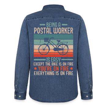 Ich bin Postangestellte Briefträgerin Postbote Ber - Männer Jeanshemd Organic von Stanley/Stella - verwaschenes Mittelblau  - Hinten - AI Model Male 185 light (185cm)