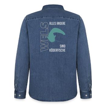 Wels angeln Waller fischen Sportfischen auf Wels - Männer Jeanshemd Organic von Stanley/Stella - verwaschenes Mittelblau  - Hinten - AI Model Male 185 light (185cm)