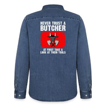 never trust a butcher - look at their tools - Männer Jeanshemd Organic von Stanley/Stella - verwaschenes Mittelblau  - Hinten - AI Model Male 185 light (185cm)