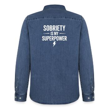 La sobriété est mon superpouvoir : la vie sobre et alcoolique - Chemise en denim homme bio Stanley/Stella - bleu moyen délavé  - Dos - AI Model Male 185 light (185cm)