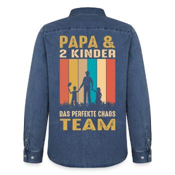 Papa 2 Kinder Chaos Team Geschenk Vater Spruch - Männer Jeanshemd Organic von Stanley/Stella - verwaschenes Mittelblau  - Hinten - AI Model Male 185 light (185cm)