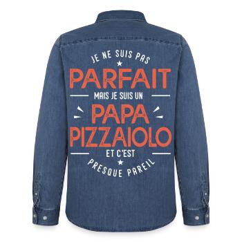 Papa Pizzaiolo Cadeau drôle pour amateur de pizza - Chemise en denim homme bio Stanley/Stella - bleu moyen délavé  - Dos - AI Model Male 185 light (185cm)