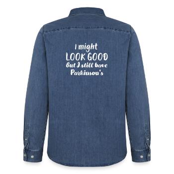 Ich sehe vielleicht gut aus, aber ich habe immer noch Parkinson - Männer Jeanshemd Organic von Stanley/Stella - verwaschenes Mittelblau  - Hinten - AI Model Male 185 light (185cm)