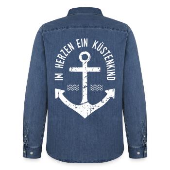 Im Herzen ein Küstenkind - Männer Jeanshemd Organic von Stanley/Stella - verwaschenes Mittelblau  - Hinten - AI Model Male 185 light (185cm)