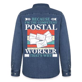 Ich bin der kompetente Postangestellte Briefträger - Männer Jeanshemd Organic von Stanley/Stella - verwaschenes Mittelblau  - Hinten - AI Model Male 185 light (185cm)