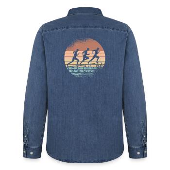 Retro-Sonnenuntergang Läufer-Trio - Männer Jeanshemd Organic von Stanley/Stella - verwaschenes Mittelblau  - Hinten - AI Model Male 185 light (185cm)