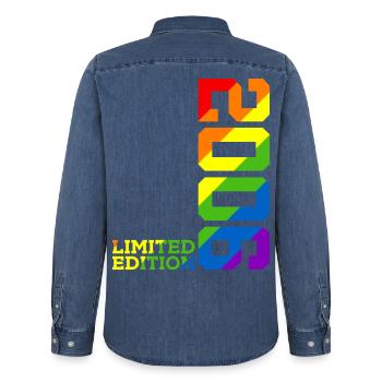 LGBTQ 2006 ARC-EN-CIEL QUEER 19E ANNIVERSAIRE PRIDE - Chemise en denim homme bio Stanley/Stella - bleu moyen délavé  - Dos - AI Model Male 185 light (185cm)