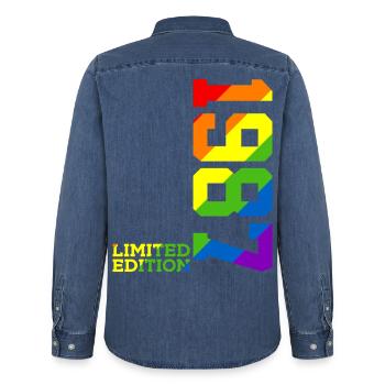 FIERTÉ QUEER IREN-CIEL 39E ANNIVERSAIRE DE L’ENVERGURE LGBTQ 1987 - Chemise en denim homme bio Stanley/Stella - bleu moyen délavé  - Dos - AI Model Male 185 light (185cm)