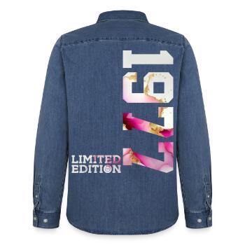 49E ANNIVERSAIRE 49 ANS ÉDITION LIMITÉE 1977 - Chemise en denim homme bio Stanley/Stella - bleu moyen délavé  - Dos - AI Model Male 185 light (185cm)