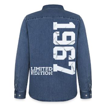 59E ANNIVERSAIRE ÉDITION LIMITÉE 1967 - Chemise en denim homme bio Stanley/Stella - bleu moyen délavé  - Dos - AI Model Male 185 light (185cm)