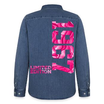 59E ANNIVERSAIRE ÉDITION LIMITÉE ROSE 1967 - Chemise en denim homme bio Stanley/Stella - bleu moyen délavé  - Dos - AI Model Male 185 light (185cm)