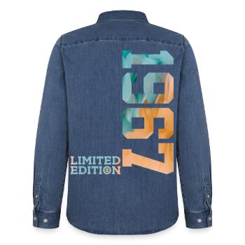 59E ANNIVERSAIRE ÉDITION LIMITÉE 1967 - Chemise en denim homme bio Stanley/Stella - bleu moyen délavé  - Dos - AI Model Male 185 light (185cm)