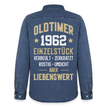 LUSTIG 64. GEBURTSTAG OLDTIMER 1962 EINZELSTÜCK - Männer Jeanshemd Organic von Stanley/Stella - verwaschenes Mittelblau  - Hinten - AI Model Male 185 light (185cm)