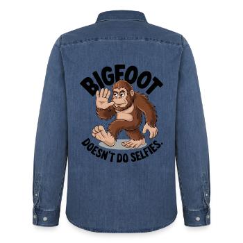Bigfoot macht keine Selfies - Männer Jeanshemd Organic von Stanley/Stella - verwaschenes Mittelblau  - Hinten - AI Model Male 185 light (185cm)