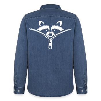 Petit raton laveur caché dans une fermeture éclair - Chemise en denim homme bio Stanley/Stella - bleu moyen délavé  - Dos - AI Model Male 185 light (185cm)