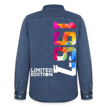 59E ANNIVERSAIRE ÉDITION LIMITÉE 1967 - Chemise en denim homme bio Stanley/Stella - bleu moyen délavé  - Dos - AI Model Male 185 light (185cm)