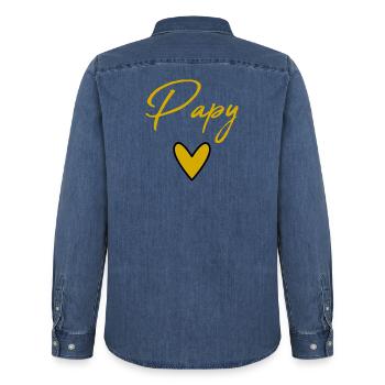 PAPY. PAPA. FÊTE DES PÈRES. BONNE FÊTE PAPA. BONNE - Chemise en denim homme bio Stanley/Stella - bleu moyen délavé  - Dos - AI Model Male 185 light (185cm)