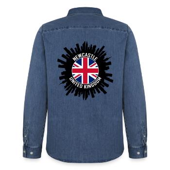Newcastle Skyline UK Flagge Reise Souvenir - Männer Jeanshemd Organic von Stanley/Stella - verwaschenes Mittelblau  - Hinten - AI Model Male 185 light (185cm)