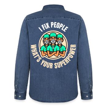 Ich repariere Menschen. Was ist deine Superkraft - Männer Jeanshemd Organic von Stanley/Stella - verwaschenes Mittelblau  - Hinten - AI Model Male 185 light (185cm)