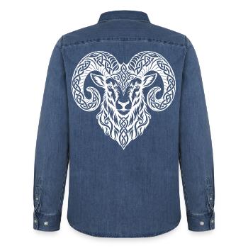 Widderkopf mit geschwungenen Hörnern und nordischer Knotenarbeit - Männer Jeanshemd Organic von Stanley/Stella - verwaschenes Mittelblau  - Hinten - AI Model Male 185 light (185cm)