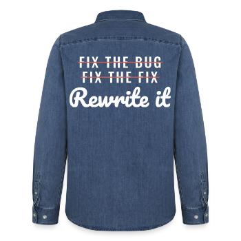Bug beheben Umschreiben Softwareingenieur - Männer Jeanshemd Organic von Stanley/Stella - verwaschenes Mittelblau  - Hinten - AI Model Male 185 light (185cm)