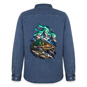 Hochgebirgslager unter einem Polarlichtbogen - Männer Jeanshemd Organic von Stanley/Stella - verwaschenes Mittelblau  - Hinten - AI Model Male 185 light (185cm)