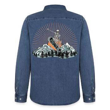 Skelett-Snowboarder über Berglandschaft - Männer Jeanshemd Organic von Stanley/Stella - verwaschenes Mittelblau  - Hinten - AI Model Male 185 light (185cm)