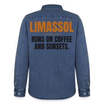 Limassol läuft auf Kaffee und Sonnenuntergängen - Männer Jeanshemd Organic von Stanley/Stella - verwaschenes Mittelblau  - Hinten - AI Model Male 185 light (185cm)