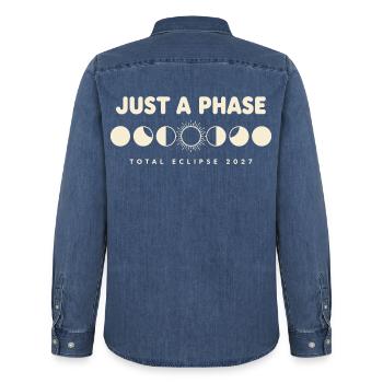  Just A Phase Total Eclipse 2027 Mondphasen - Männer Jeanshemd Organic von Stanley/Stella - verwaschenes Mittelblau  - Hinten - AI Model Male 185 light (185cm)