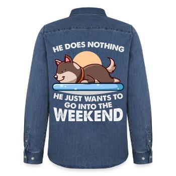 He Does Nothing – Husky will ins Wochenende - Männer Jeanshemd Organic von Stanley/Stella - verwaschenes Mittelblau  - Hinten - AI Model Male 185 light (185cm)