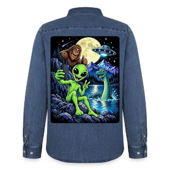 Bigfoot Alien UFO Loch Ness Weltraum Szene Kryptid - Männer Jeanshemd Organic von Stanley/Stella - verwaschenes Mittelblau  - Hinten - AI Model Male 185 light (185cm)