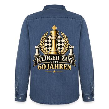 Kluger Zug seit 60 Jahren Schach Geburtstag - Männer Jeanshemd Organic von Stanley/Stella - verwaschenes Mittelblau  - Hinten - AI Model Male 185 light (185cm)