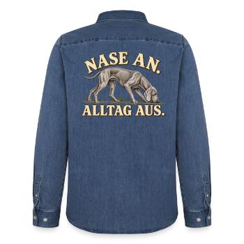 Schnuffelnder_Weimaraner_mit_Vintage-Schriftzug - Männer Jeanshemd Organic von Stanley/Stella - verwaschenes Mittelblau  - Hinten - AI Model Male 185 light (185cm)
