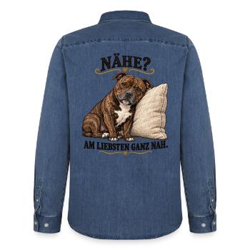 Staffordshire_Bullterrier_ganz_nah-2 - Männer Jeanshemd Organic von Stanley/Stella - verwaschenes Mittelblau  - Hinten - AI Model Male 185 light (185cm)