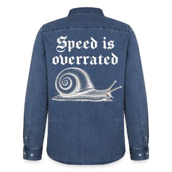 Geschwindigkeit wird überschätzt - Männer Jeanshemd Organic von Stanley/Stella - verwaschenes Mittelblau  - Hinten - AI Model Male 185 light (185cm)