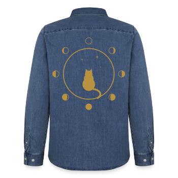 Katzen- und Mondphasen – goldene Silhouette - Männer Jeanshemd Organic von Stanley/Stella - verwaschenes Mittelblau  - Hinten - AI Model Male 185 light (185cm)