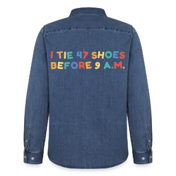 Ich binde 47 Schuhe vor 9 Uhr morgens Kindergartenlehrerin - Männer Jeanshemd Organic von Stanley/Stella - verwaschenes Mittelblau  - Hinten - AI Model Male 185 light (185cm)