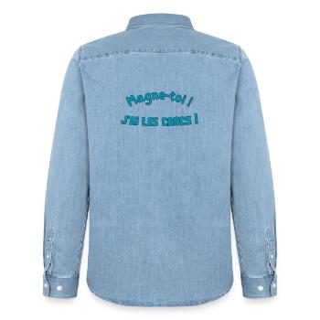Magne-toi J'ai les Cr*cs – Bleu Pop - Chemise en denim homme bio Stanley/Stella - bleu clair délavé - Dos - AI Model Male 185 light (185cm)