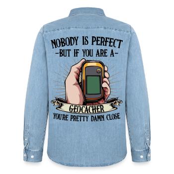 Nobody Is Perfect Geocaching Geocacher Geschenk - Männer Jeanshemd Organic von Stanley/Stella - verwaschenes Hellblau - Hinten - AI Model Male 185 light (185cm)
