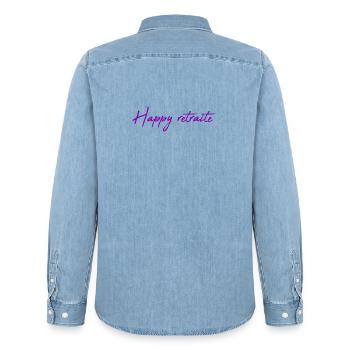 RETRAITE. RETRAITE. RETRAITEE. BONNE RETRAITE - Chemise en denim homme bio Stanley/Stella - bleu clair délavé - Dos - AI Model Male 185 light (185cm)