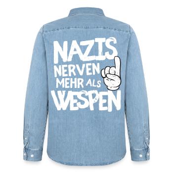 Nazis nerven mehr als Wespen - Männer Jeanshemd Organic von Stanley/Stella - verwaschenes Hellblau - Hinten - AI Model Male 185 light (185cm)