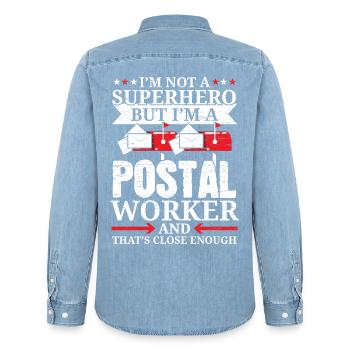 Ich bin Postangestellter Briefträger Briefträger B - Männer Jeanshemd Organic von Stanley/Stella - verwaschenes Hellblau - Hinten - AI Model Male 185 light (185cm)
