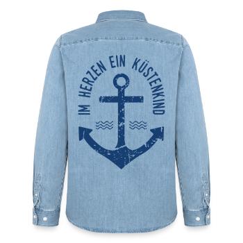 Im Herzen ein Küstenkind - Männer Jeanshemd Organic von Stanley/Stella - verwaschenes Hellblau - Hinten - AI Model Male 185 light (185cm)