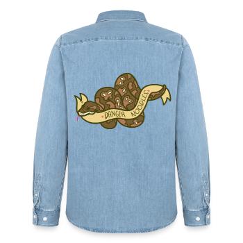 Lauernde Python Schlangenfreund - Männer Jeanshemd Organic von Stanley/Stella - verwaschenes Hellblau - Hinten - AI Model Male 185 light (185cm)