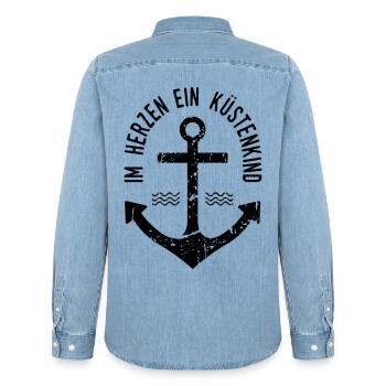 Im Herzen ein Küstenkind - Männer Jeanshemd Organic von Stanley/Stella - verwaschenes Hellblau - Hinten - AI Model Male 185 light (185cm)